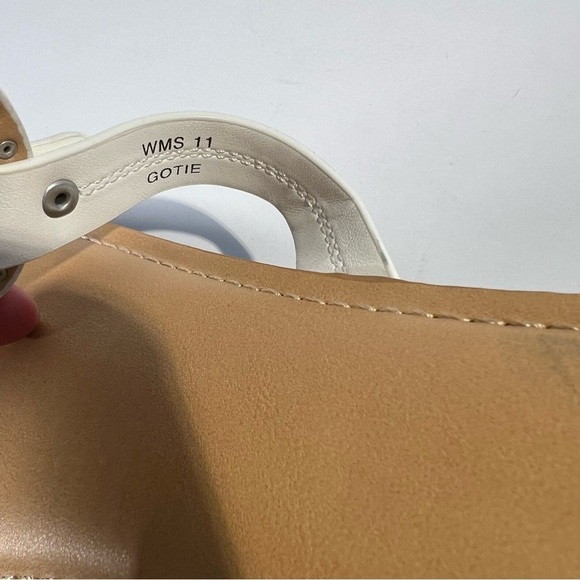 New Dolce Vita Gotie white laser cut studded thong sandal, women’s size 11. - Picture 5 of 5